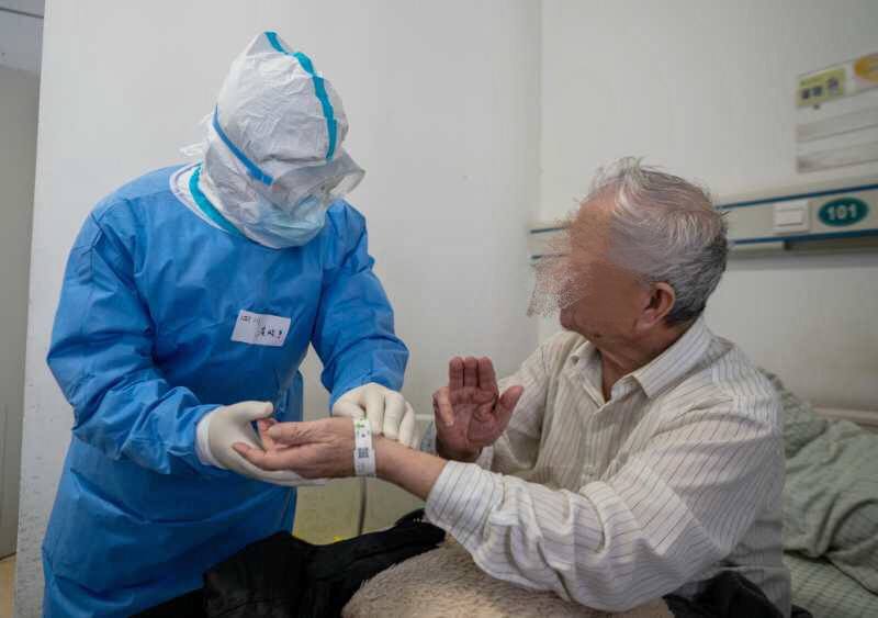 Doctor recounts providing frontline care in Wuhan