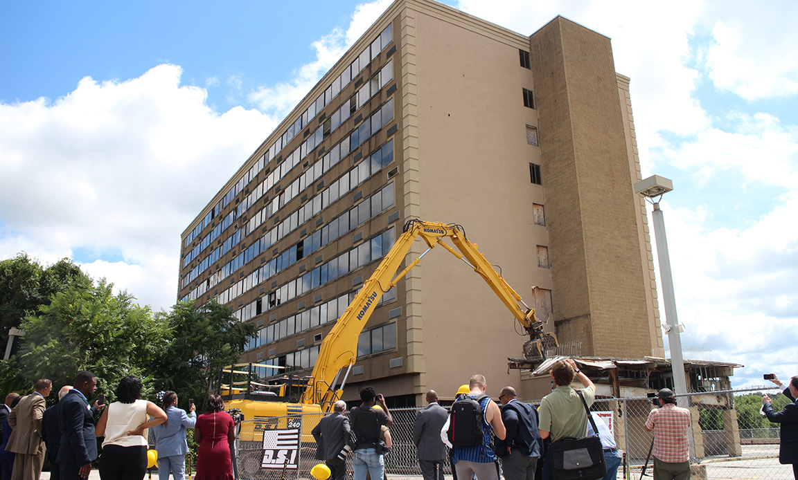 Petersburg demolishing blighted hotel, clearing way for redevelopment